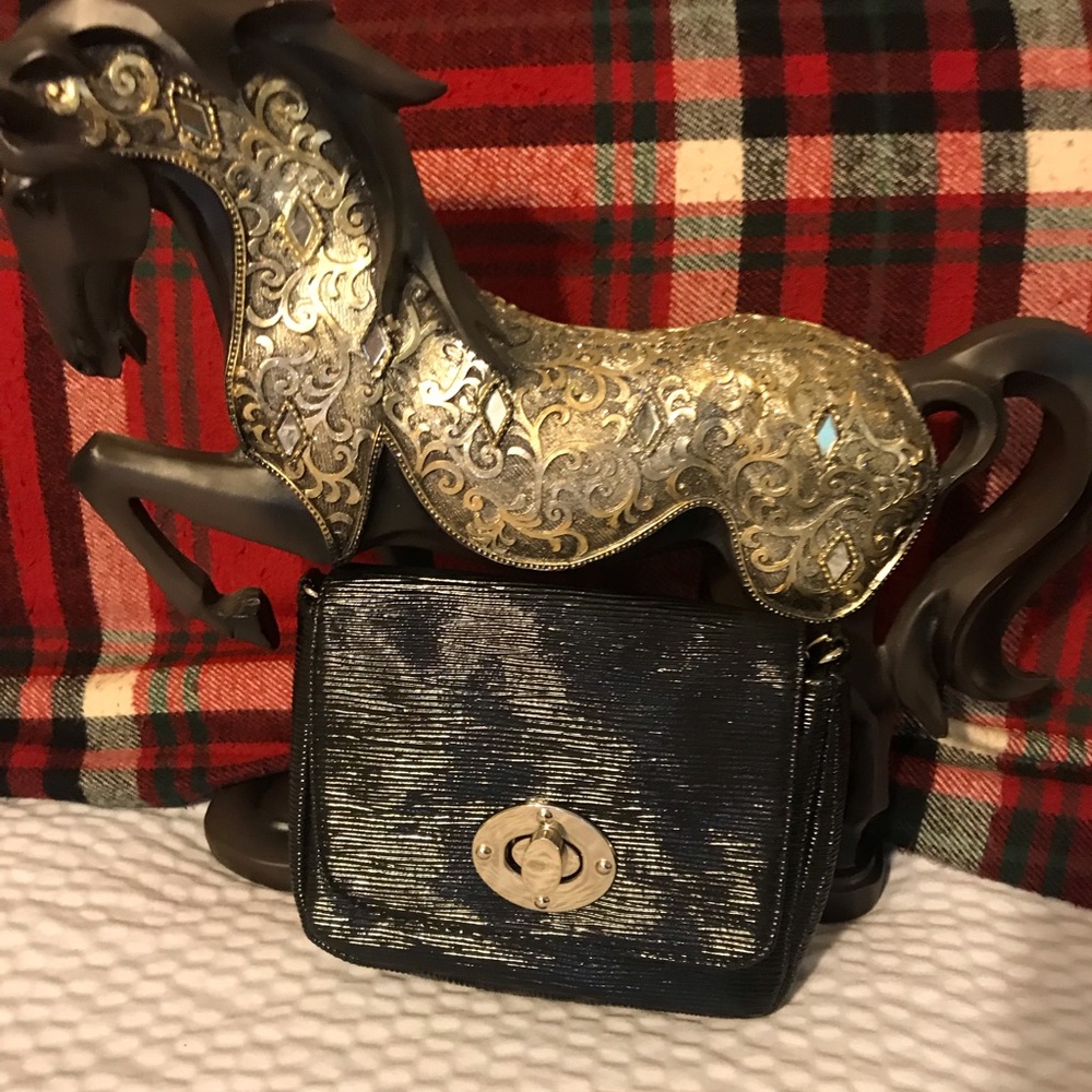 ⭐️⭐️2 Small crossbody bag. One is black and one is red.